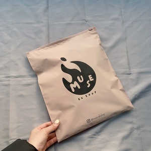 Bolsas con Cierre de Cremallera para Envasado de Ropa, Impresión Offset con Logotipo Personalizado, Esmeriladas, Ecológicas y Reciclables, con Cierre Reutilizable - Product Image 5