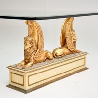Table basse sculpturale en métal moulé, figurine Kristopher, Sphinx ailé égyptien doré