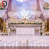 Table de mariage en cristal avec base en PU blanc chic et luxueuse, cadre en acier inoxydable doré