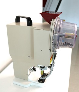 Machine à œillets électrique automatique économique en stock usine pour la découpe de trous dans les bâches publicitaires et les supports d'ordinateur - Product Image 1