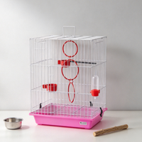 Cage d'activités multi-niveaux pour oiseaux, plateau coulissant rose, balançoire circulaire rouge, plusieurs perchoirs, mangeoire et abreuvoir pour petits oiseaux