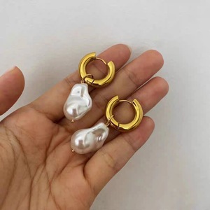 ต่างหูห่วงสแตนเลสทรงหนา สไตล์วินเทจฝรั่งเศสแบบบาโรก ชุบ PVD 18K ประดับมุกน้ำจืดทรงไม่สมมาตร - Product Image 3