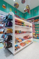 Mini-marché, présentoir en bois, barre de chocolat, bonbons au chocolat, gondole