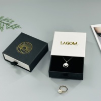 Boîte à bijoux avec tiroir en papier en carton et collier avec logo personnalisé en gros emballage avec pochettes et sac