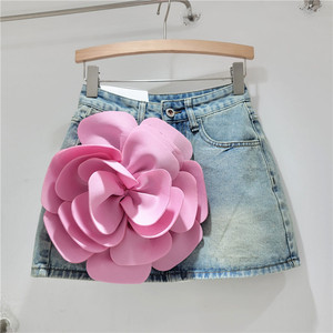 Faldas de mezclilla de cintura alta con diseño de flores 3D grandes y pantalones cortos de seguridad forrados para mujer, a la moda. - Product Image 3