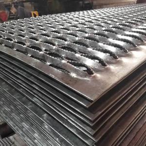 Trung Quốc Nhà sản xuất thép không gỉ 304L đục lỗ tấm kim loại không thường xuyên vòng tròn hình vuông Hàn - Product Image 1