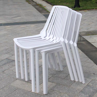 Chaise de salle à manger en plastique blanc empilable sans accoudoirs, moderne, pour café, restaurant, extérieur et intérieur, vente en gros directe usine