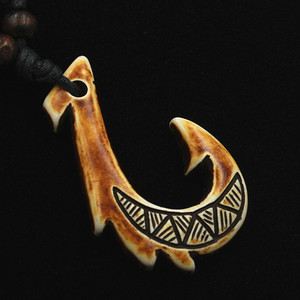 Collar tribal maorí de Nueva Zelanda al por mayor, joyería Hawaiana de resina tallada, collar con colgante de gancho de hueso de pescado para hombre - Product Image 4