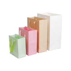 ถุงของขวัญกระดาษคราฟท์แบบกำหนดเอง ปิดด้วยแม่เหล็ก หูหิ้วเชือกฝ้าย พิมพ์ออฟเซ็ต สไตล์หรูหรา สีแดง สำหรับวันเกิด - Product Image 1