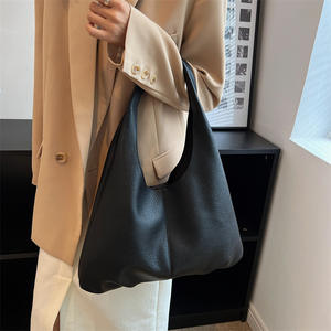 กระเป๋าสะพายไหล่เดี่ยวทรงเรโทรเรียบง่ายสำหรับผู้หญิง ความจุมาก ซิปปิด แฟชั่นใหม่ หนังบุโพลีเอสเตอร์ สะพายใต้วงแขน เหมาะสำหรับนักเรียน - Product Image 3