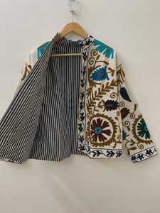Chaqueta Suzani Bordada de Terciopelo Blanco Estilo Bohemio, Chaqueta Corta Japonesa de Primavera, Regalo Hecho a Mano para Ella, Moda de Boutique de la India - Product Image 2