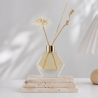Vente en gros de flacons diffuseurs de parfum en verre transparent de 80 ml, forme polygonale irrégulière, personnalisables avec logo par sérigraphie et marquage à chaud