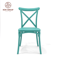 Chaise de salle à manger de mariage en résine plastique PP de haute qualité, mobilier moderne pour hôtel, chaise à dossier croisé avec coussin moelleux pour les événements de villa