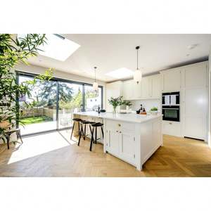 Meubles d'îlot de cuisine en laque de luxe sur mesure, cuisine blanche, armoires de cuisine modulaires de style shaker, ensemble complet avec évier - Product Image 1