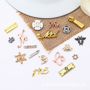 Pour Sac Mini Petite Plaque Métallique Personnalisée Lettres de l'Alphabet Breloques Gravées au Laser Logo Étiquette en Métal Mat - Product Image 1