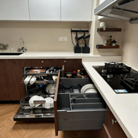 Meubles de cuisine modulaires modernes bicolores blanc et grain de noyer, en acier inoxydable, avec évier, robinet et plan de travail en quartz pour appartement