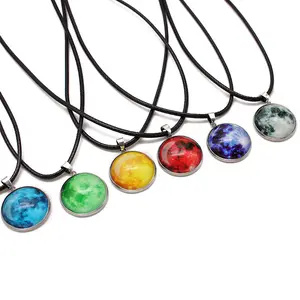 Collana in acciaio inossidabile con luce al buio all'ingrosso collana con cielo stellato universo in vetro galassia luna luminosa