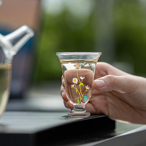 Verre à pied haut en borosilicate à motif marguerite, thème printemps, pour thé, eau, vin, usage individuel ou pour les fêtes - Product Image 3