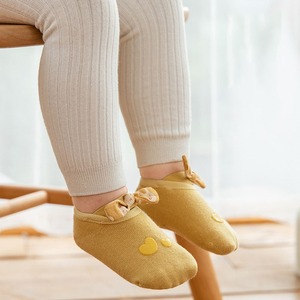Calcetines antideslizantes de silicona con puntos para bebé, calcetín de goma con lazo para bebé y Niña - Product Image 3