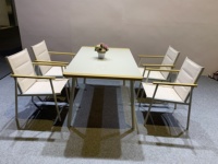 Ensemble table et chaises à cadre en aluminium avec sièges beiges et bords dorés pour terrasse extérieure