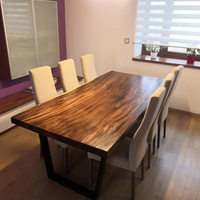 Table à manger en bois de forme rectangulaire avec plateau en bois brut de l'Amérique du Sud, design irrégulier