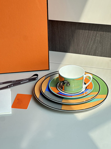 Ensemble de 4 assiettes à dîner en porcelaine, design moderne et luxueux, écologique, à prix bas - Product Image 3