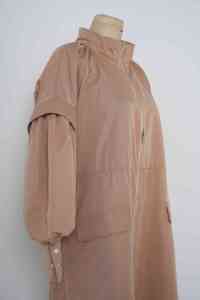 YXC023 Modischer, muslimisch fokussierter, beige, langer Reiß verschluss mantel mit Puff ärmeln und Seiten taschen, passend zum Karamell-Hijab - Product Image 5
