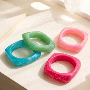 Bracelet jonc en résine tendance, personnalisé, moderne, fait main, coloré, bijou fantaisie en résine - Product Image 1