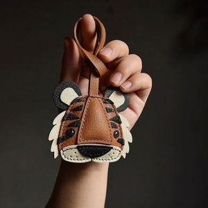 พวงกุญแจหนัง AX Tiger Daji ทำมือ จี้ห้อยกระเป๋ากุญแจรถ ดีไซน์อนิเมะน่ารัก ของขวัญปีใหม่ คุณภาพสูง เรียบง่าย - Product Image 5