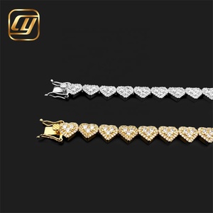 สร้อยข้อมือฮิปฮอปแบบ Cuban Link เงินแท้ 925 ประดับเพชรโมอิสซาไนต์ VVS ขนาด 8 มม. แบบ Iced Out - Product Image 3
