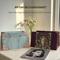 Sacs cadeaux en papier kraft recyclé à imprimé floral de luxe avec poignées en ruban de longueur manuelle pour boutique de vêtements