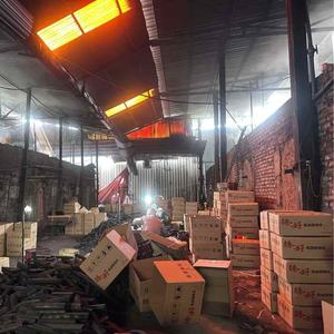 Charbon de bois de sciure carré en carton de 10 kg pour la vente en gros, idéal pour les grillades en famille et les pique-niques - Product Image 5