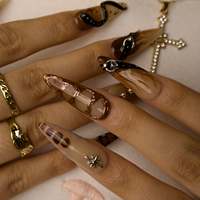 Ongles à presser Wasteland Punk, style alternatif audacieux, en acrylique, avec décorations 3D serpent noir, rivets métalliques et dégradé effet bois, forme stiletto