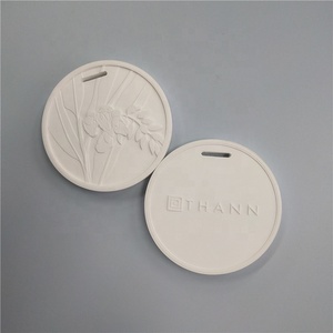 Diffuseur d'arômes suspendu personnalisé avec logo, pierre parfumée en plâtre céramique, tablettes désodorisantes pour voiture aux huiles essentielles volatiles - Product Image 2