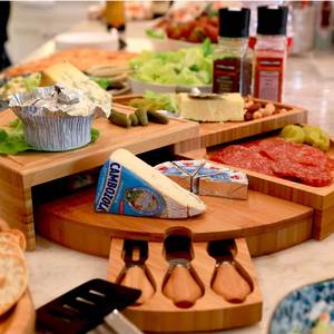 Planche à fromage ronde en bambou gravée sur mesure, plateau à charcuterie pivotant en bambou avec ensemble de couteaux - Product Image 6