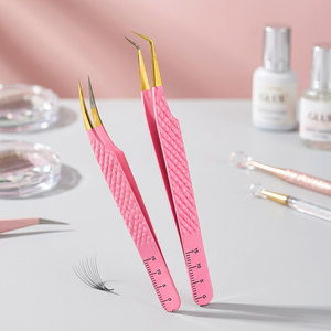 Pince à épiler de précision en acier inoxydable rose à texture diamantée, pointe dentée, avec règle intégrée pour extensions de cils - Product Image 4