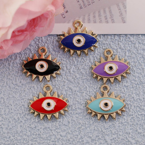 จี้โลหะผสมรูปตาปีศาจเคลือบน้ำมัน สำหรับทำต่างหู DIY อุปกรณ์ตกแต่งเครื่องประดับ รูปทรงไม่สม่ำเสมอ สีฟ้า สีม่วง สีแดง สีดำ สีน้ำเงินเข้ม - Product Image 1