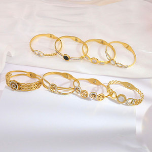 Brazalete y Pulsera de Acero Inoxidable al por Mayor con Dijes de Moda de Números Romanos y Circón, Baño de Oro, Diseño Famoso Personalizado para Mujer - Product Image 4