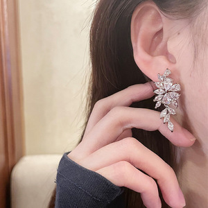 Orecchini Pendenti Lunghi a Foglia di Glicine Scintillanti da Donna, Eleganti Gioielli Floreali alla Moda - Product Image 3