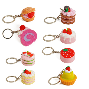 Porte-clés miniatures exclusifs en PVC sur le thème de la fraise : Puff, Gâteau, Tarte, Soufflé pour présentation sur porte-clés, cadeaux et accessoires de photographie - Product Image 1