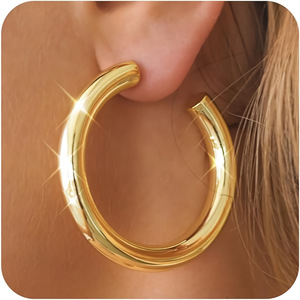Boucles d'oreilles créoles en acier inoxydable en forme de C, bijoux de mode pour femmes, design géométrique rond - Product Image 1