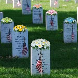 Corona de decoración de plástico conmemorativo hecha a mano barata al por mayor para la tumba ataúd cementerio flor funeraria artificial - Product Image 4