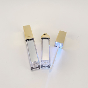 Tùy Chỉnh Logo 4Ml 5Ml Vàng Sang Trọng Lipgloss <span class=keywords><strong>LED</strong></span> Ánh Sáng Với Gương Container Nhựa Vuông <span class=keywords><strong>Lip</strong></span> <span class=keywords><strong>Gloss</strong></span> Ống Container - Product Image 2