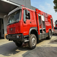 Camion de pompiers Sino Truck HOWO 4X4 à transmission intégrale avec réservoir d'eau de 10 000 L et système de lutte contre l'incendie à la mousse