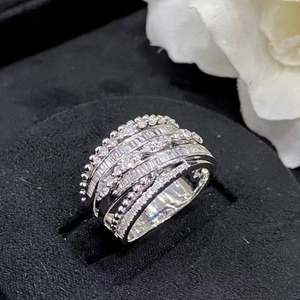 Dong Shi Jewelry Au750 Bague en or véritable 18 carats avec croix en moissanite - Product Image 1