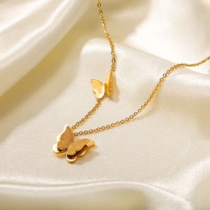 Ciondolo Personalizzato in Acciaio Inossidabile di Alta Moda <span class=keywords><strong>a</strong></span> Forma di Farfalla Placcato Oro <span class=keywords><strong>con</strong></span> Catene in Argento e Nome Personalizzato per Uomo e Donna - Product Image 2