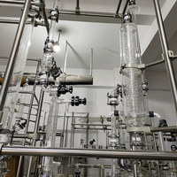 Réacteur de distillation en verre à l'échelle pilote 50L avec pompe à vide et refroidisseur pour un traitement chimique efficace