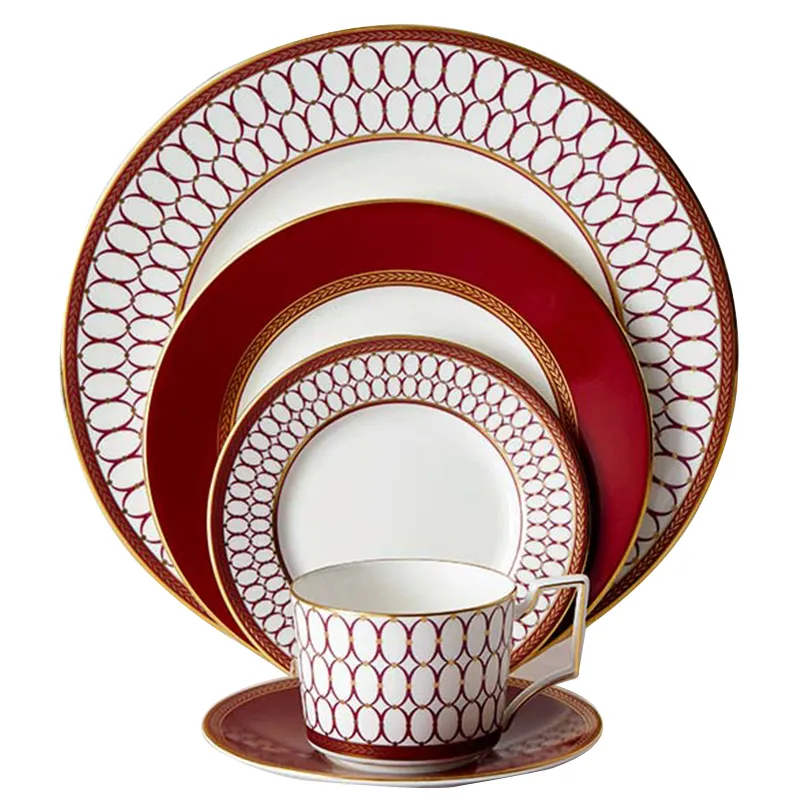 Роскошный обеденный набор, свадебная посуда из Королевского костяного фарфора, оптовая продажа, красная тарелка в западном стиле с зарядным устройством, фарфоровая посуда