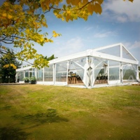 Magnifiques tentes à toit transparent polyvalentes, spacieuses, élégantes et durables en PVC transparent pour fêtes, mariages et événements.