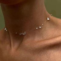 Vente en gros : Boucles d'oreilles goutte de rosée en cristal transparent de style éthéré minimaliste et Collier chaîne de clavicule unique et polyvalent de niche